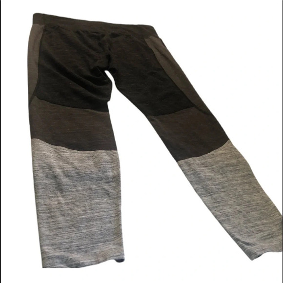 Athletic work out capris.Size Large gray and black - Picture 6 of 6